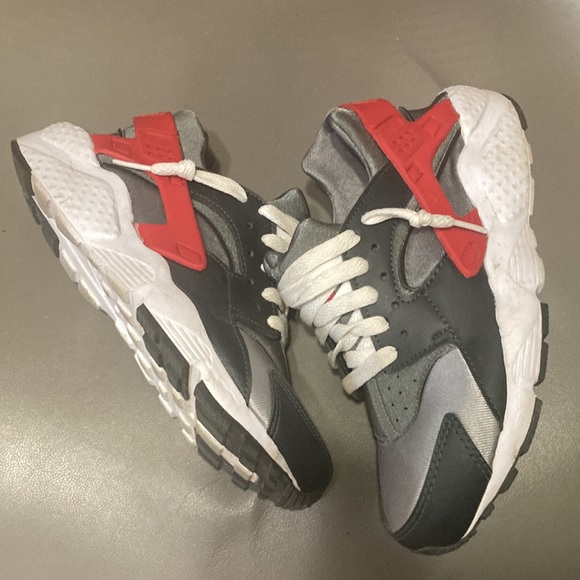 Kids 5.5y Nike air huarache - used 7/10 condition asking $45 obo - Picture 2 of 4